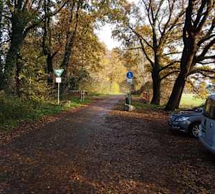 Zufahrt mit kleinem Parkplatz
