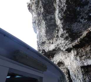 Mit dem großen Boot in die Höhlen