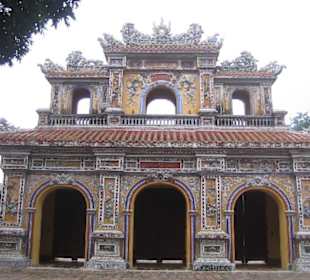 Ein reich verziertes Tor.