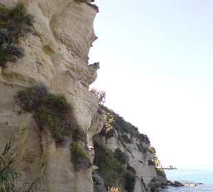 Felsküste beim Rocca Nettuno