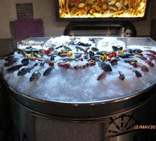 Der Fisch liegt auf Eis