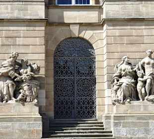 Der Haupteingang vom Schloss