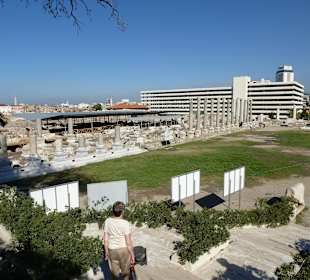 Auf dem Gelände von Agora