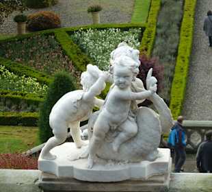 Viele Statuen schmücken den Garten