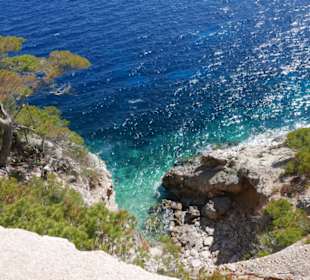 Vom Höhleneingang hinunter