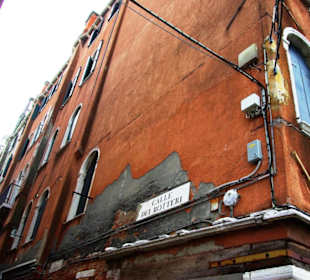 Stromleitungen von Haus zu Haus