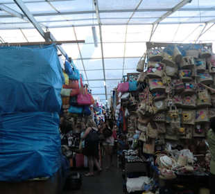 In der Zelthalle viele Marktstände