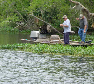 Einheimische beim Angeln