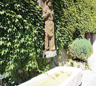 Holzfigur Winzer am Stiftskeller