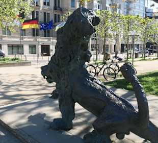 Skulptur Löwenmähne von 2008 am Kochbrunnenplatz