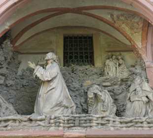 Eltville: im Kirchhof von St. Peter und Paul