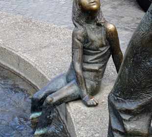 Ansichten des Brunnens "Kreislauf des Geldes"