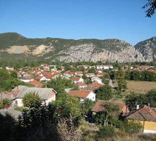 Blick auf das Städtchen Demir Kapijar