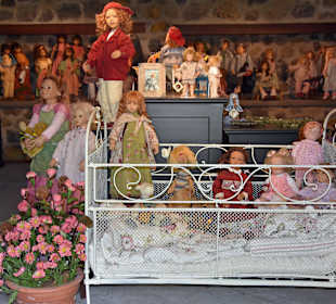 Groß und Klein im Babybett