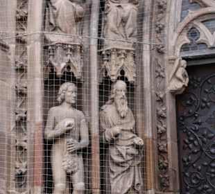 Sandsteinstatuen im Hauptportal