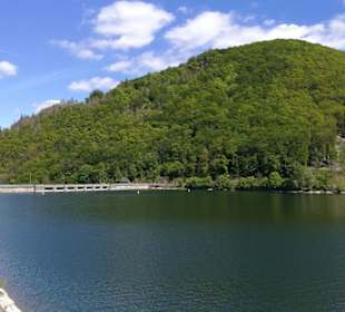 Blick auf die Staumauer