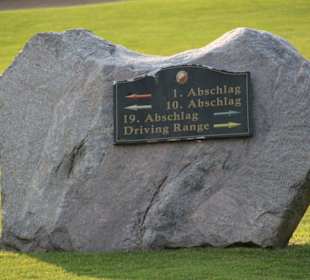 Wegweiser auf dem Findling