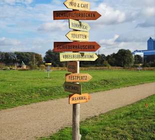 Wegweiser auf dem Besuchergelände der Wasserkunst