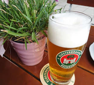 Kühles Helles auf der Terrasse des Gasthofes