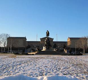 Museum im Hintergrund
