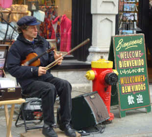 A music violin player near Place Royale.