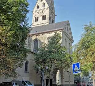 Das Adenauer Denkmal vor der Kirche St. Aposteln