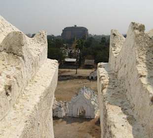 Hsinbyume Pagode - Blick auf Mingun Pagode