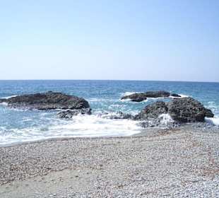 Einsamer Strand mit Bucht