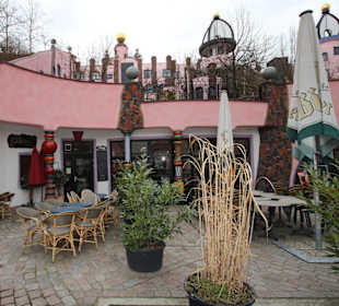 Sitzplätze im großen Innenhof