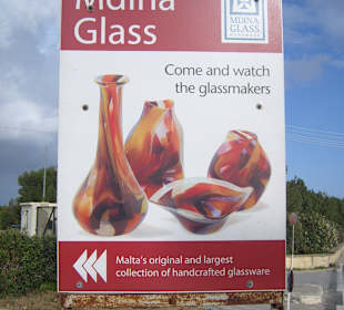 Dieses Hinweisschild steht vorne an der Straße !