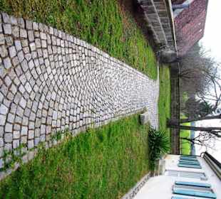 Am Weg entlang wie eine kleine Burg