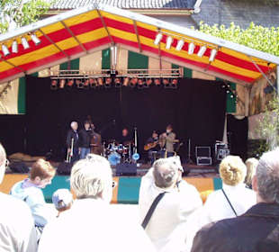 Jazzmusik vor dem Kaiserringhaus