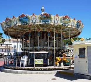 Das historische Karussell am Yachthafen von Bandol
