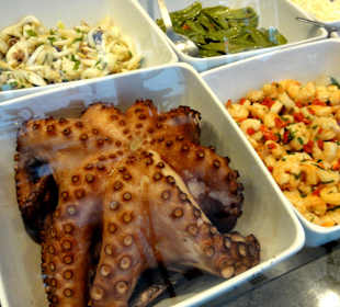 Frischer Fisch im Kühltresen des Restaurants