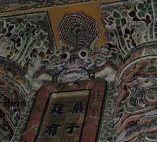 Farbenfrohe Wandmosaike aus Keramik und Glas.