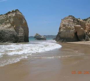 Strand mit Felsenlandschaft in Praia da Rocha
