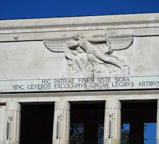 Ansichten des Siegesdenkmals in Bozen