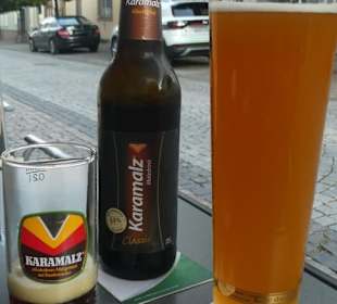Beim Abendessen in der Fußgängerzone / Hauptstraße