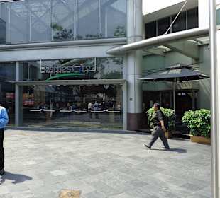 Platz vor dem Eingang