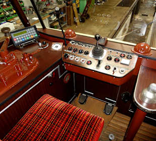 Rundgang durch die Fahrzeughallen