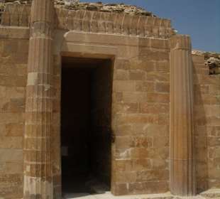 Eines der vielen Gräber