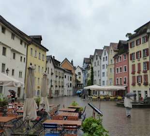 Der Arcas-Platz bei Regenwetter