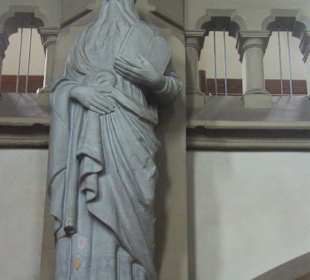 An jeder Säule eine Figur