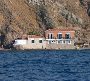 Die Therme von Eftalou vom Wasser aus
