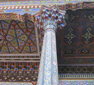 Reich dekorierte Holzsäule