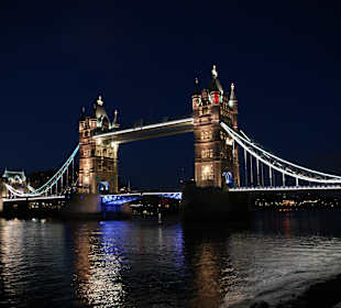 Tower Bridge bei Nacht - geschlossen