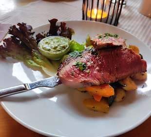 Das Steak vom Weiderind, rosa gebraten 