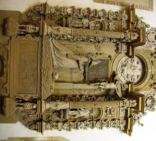 Aus Sandstein am Altar