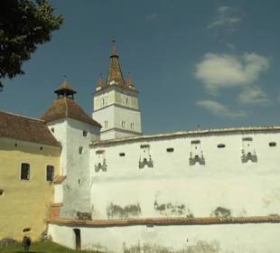 Außenmauer mit Pechscharten.