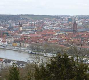 Blick vom Käppele-Vorplatz auf Main und Würzburg
